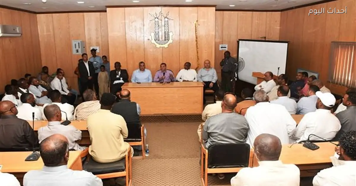 محافظ أسوان يلتقي أهالي نصر النوبة للاستماع لمطالبهم