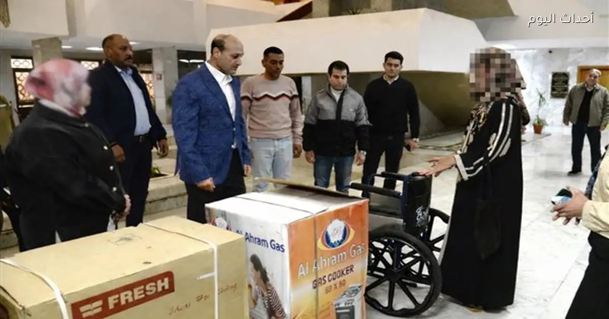 محافظ أسيوط يسلم جهاز عروسة وكرسي متحرك لشقيقها