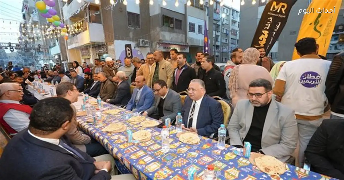 محافظ أسيوط يشارك أهالي منطقة الأربعين في إفطار جماعي