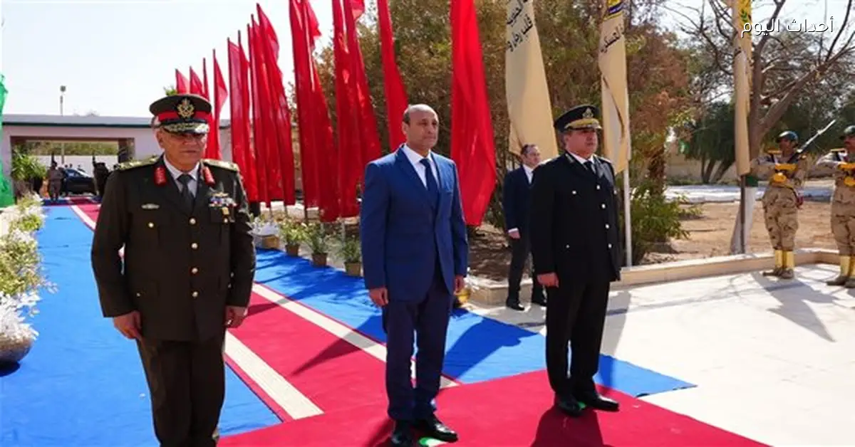 محافظ أسيوط يضع إكليل زهور على نصب الشهداء