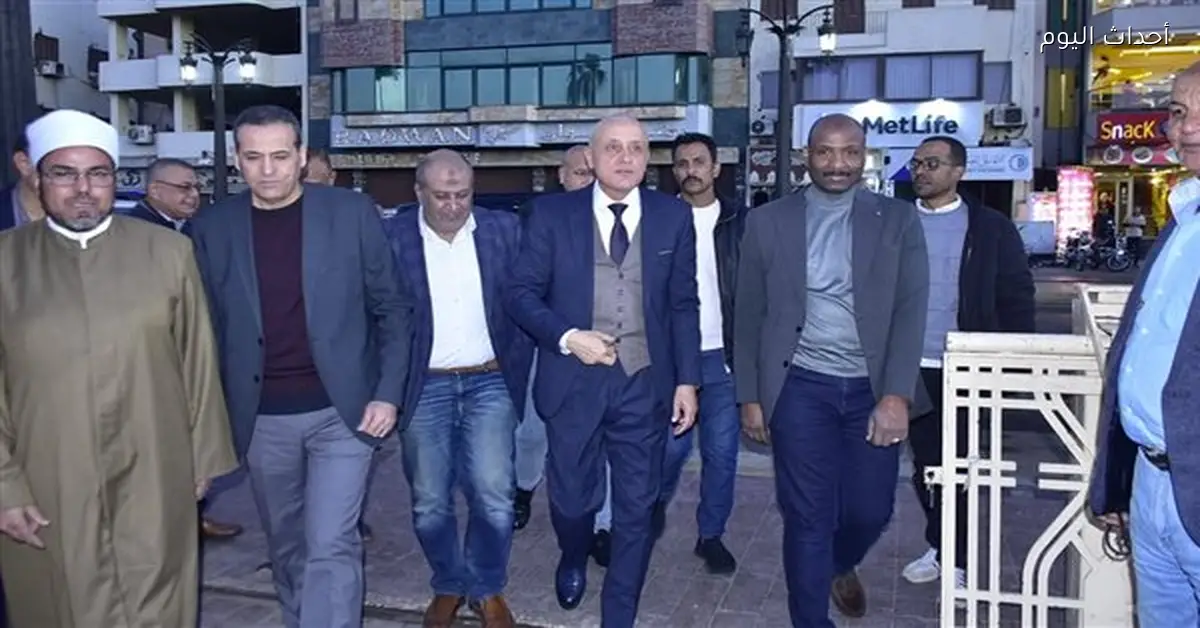 محافظ الأقصر يشارك عمال النظافة إفطار مؤسسة مصر الخير