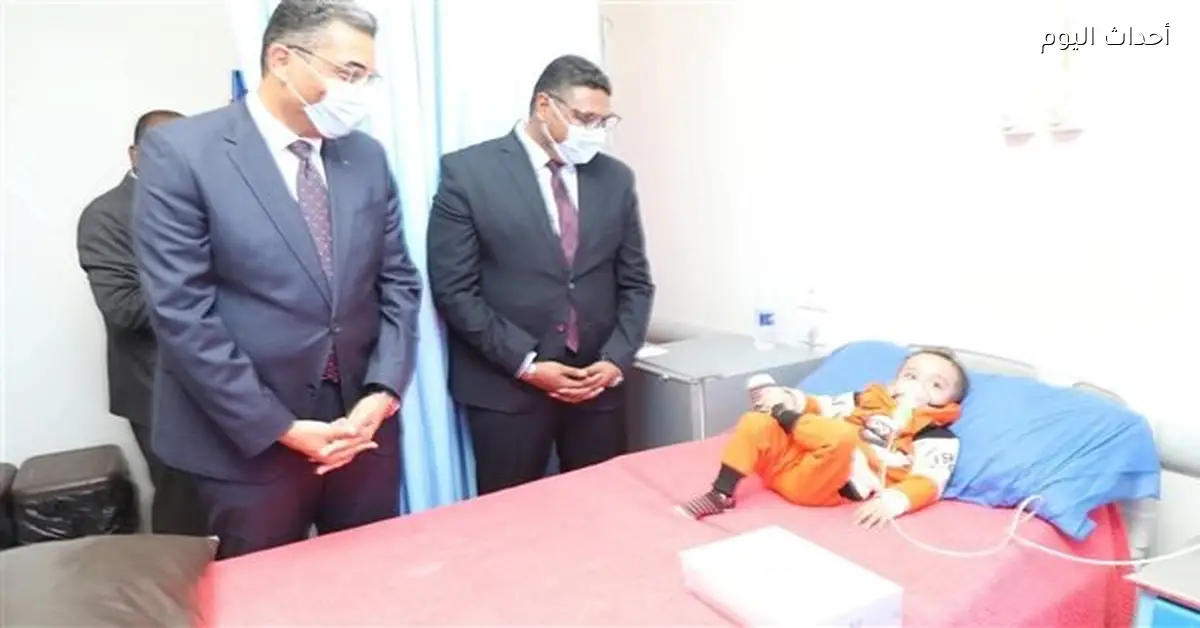 محافظ البحر الأحمر يزور مستشفى ويظهر طفل مريض