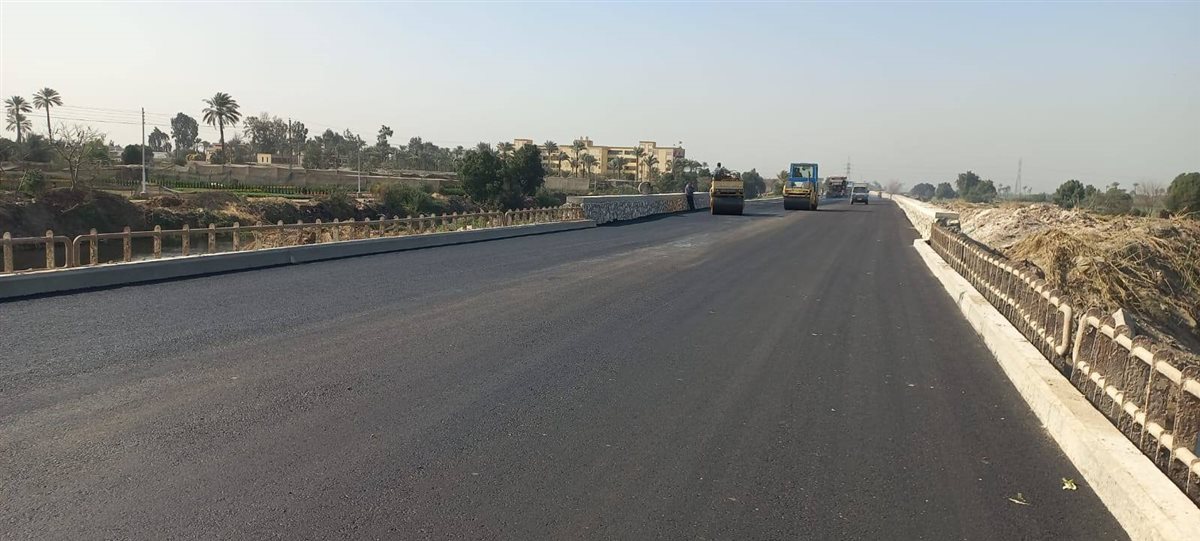 جانب من أعمال توسعة ورصف طريق المريوطية