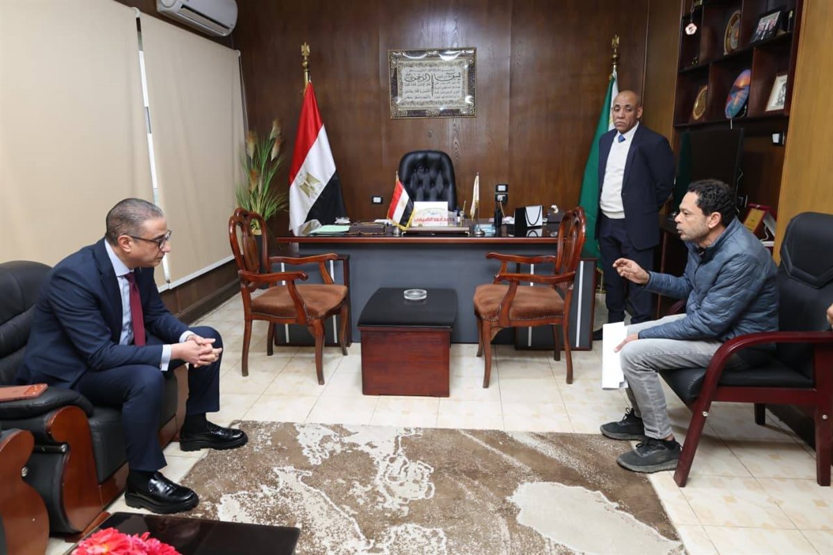 جانب من زيارة محافظ الجيزة لمقر هيئة النظافة والتجميل