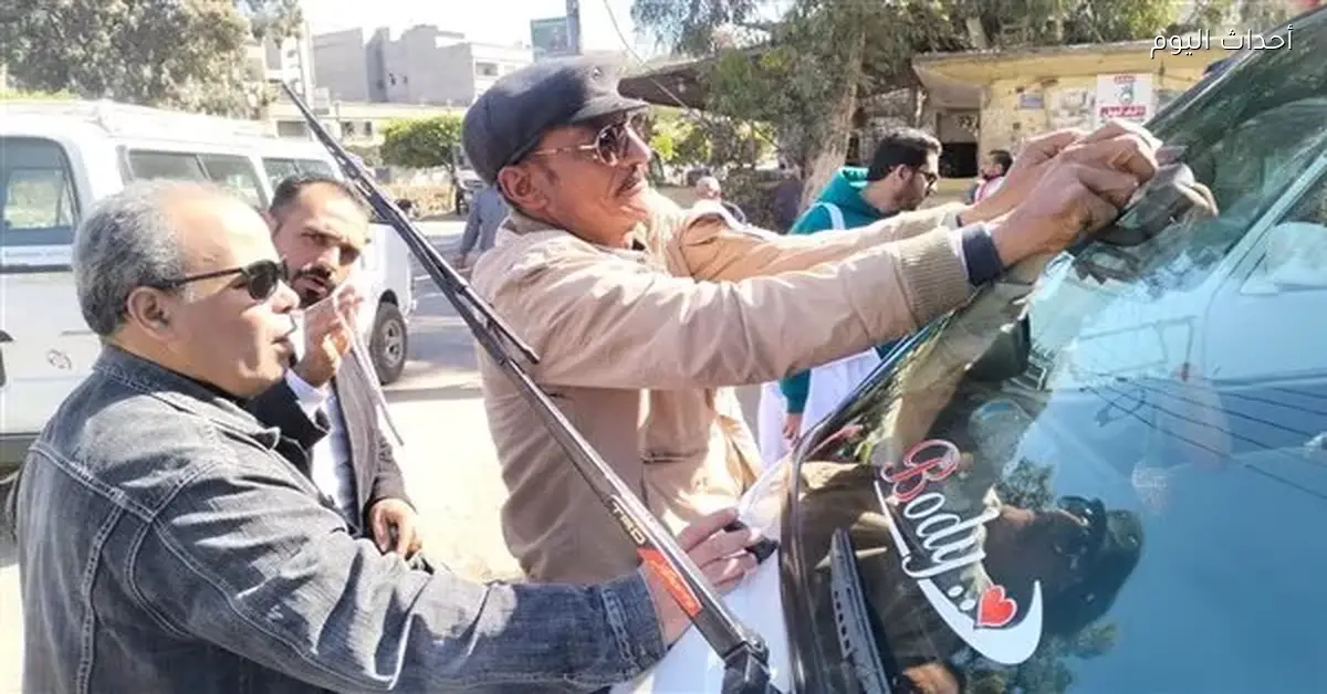 محافظ الدقهلية يتابع لصق استيكرات أجرة الركوب لكل الخطوط