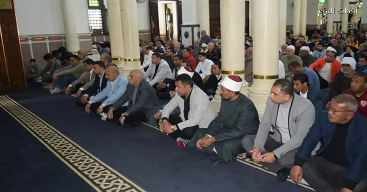 محافظ السويس يؤدي صلاة الجمعة في مسجد الغريب