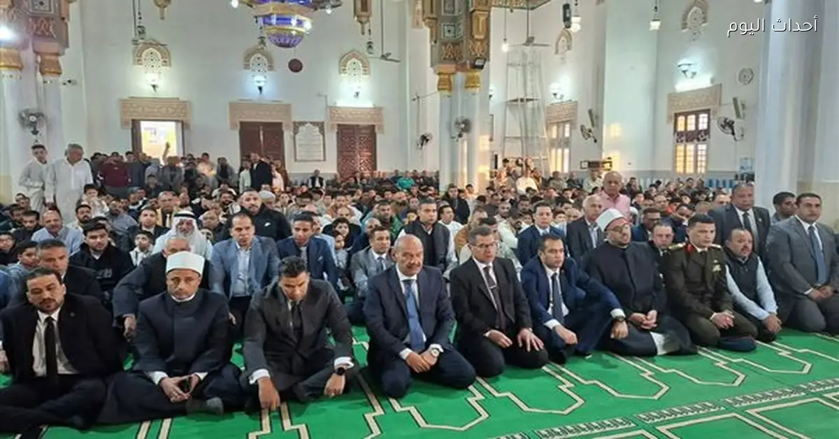 محافظ السويس يؤدي صلاة عيد الفطر في مسجد بدر