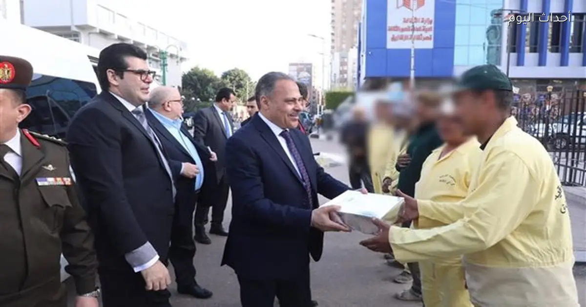 محافظ الشرقية يزور دار رعاية الأطفال وعمال تحسين البيئة في العيد