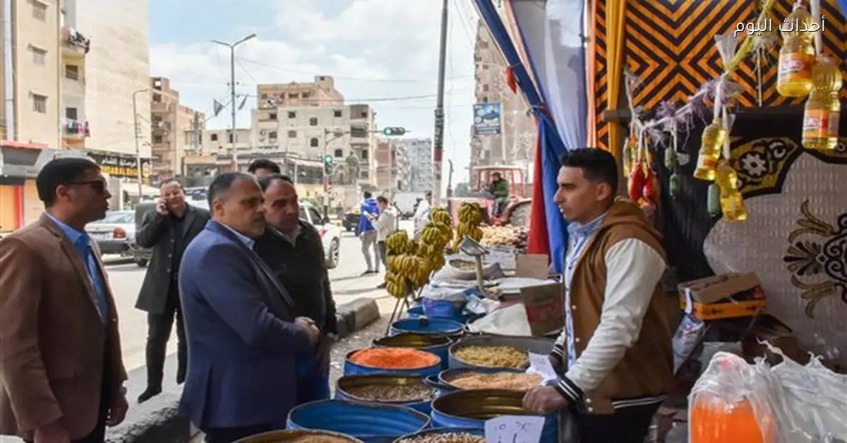 محافظ الشرقية يزور معرض أهلا رمضان في منيا القمح ويطلب سلع إضافية
