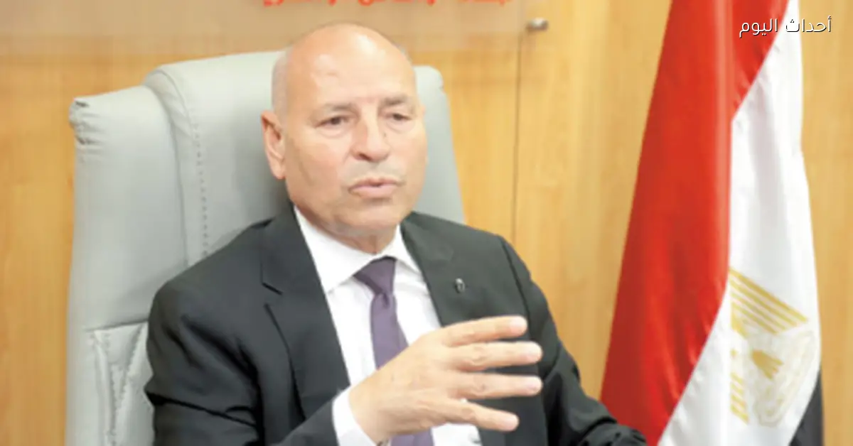 محافظ القاهرة يتفقد الأسواق ومواقف السرفيس بعد زيادة أسعار الوقود