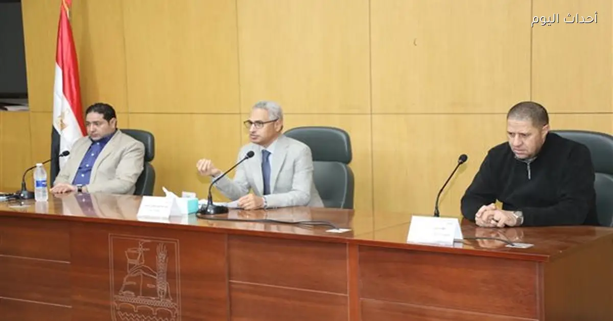 محافظ بني سويف يؤكد على الانضباط وبناء كوادر الصف الثاني