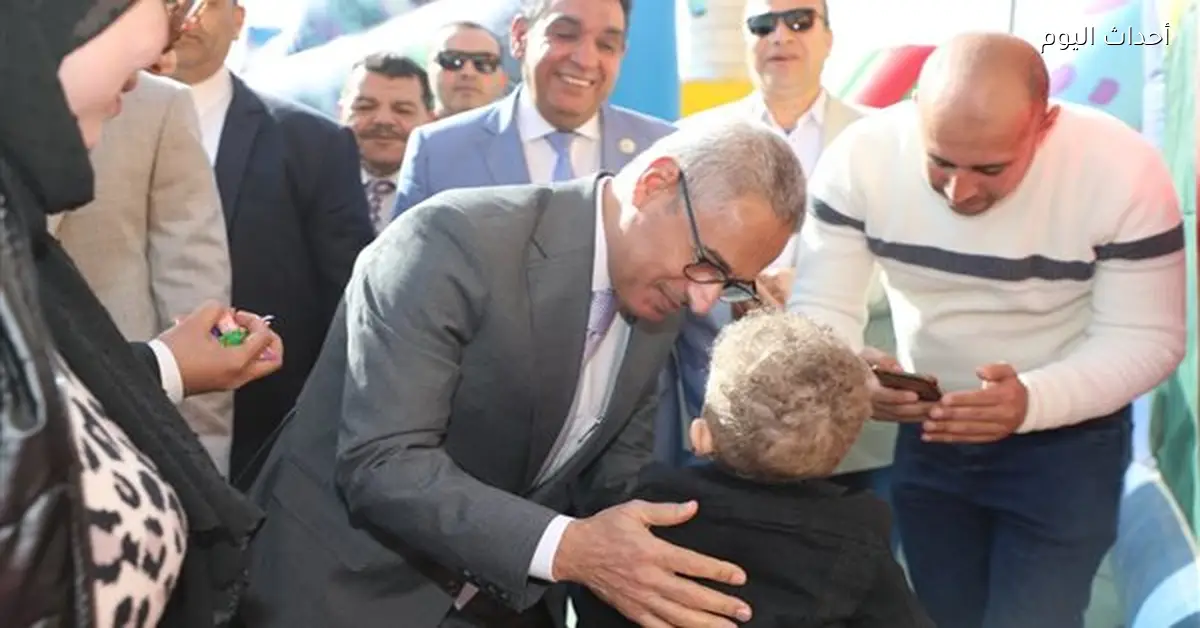 محافظ بني سويف يحتفل مع المواطنين بعيد الفطر بالممشى السياحي