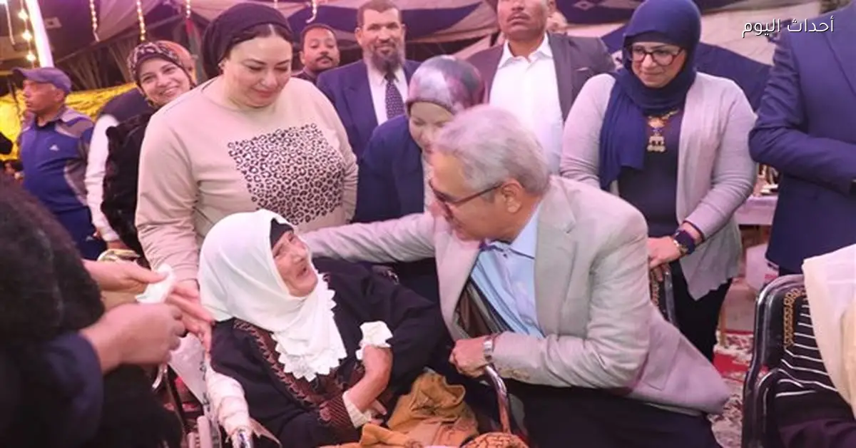 محافظ بني سويف يشارك الأيتام والمسنين الإفطار