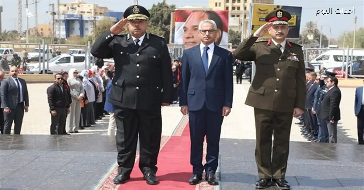 محافظ بني سويف يكرم الشهداء بوضع إكليل الزهور