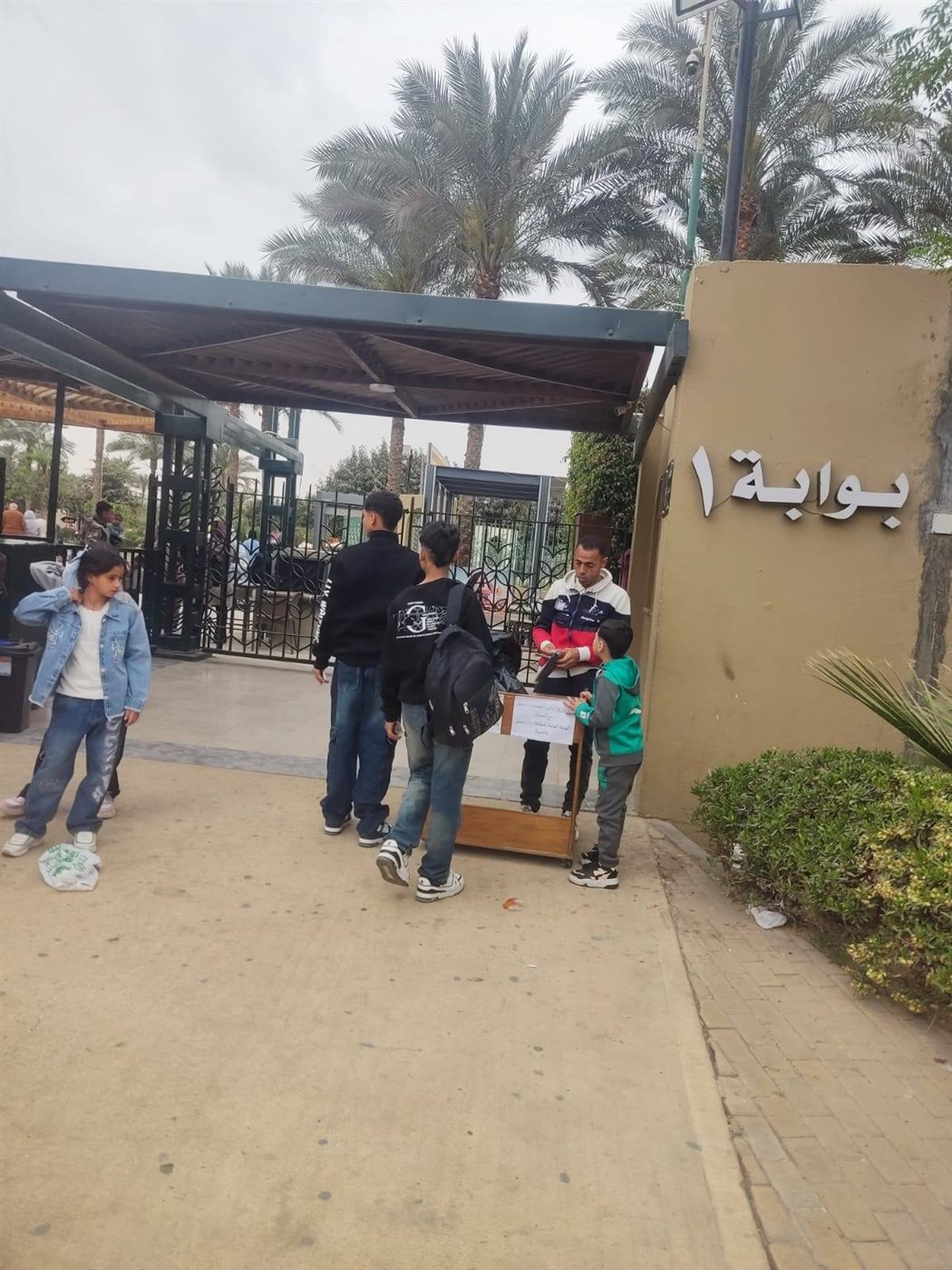 جانب من توزيع أكياس قمامة بلاستيكية