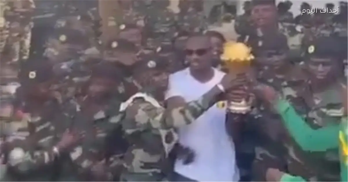 مدرب السنغال ينقل كأس أمم إفريقيا إلى قاعدة عسكرية