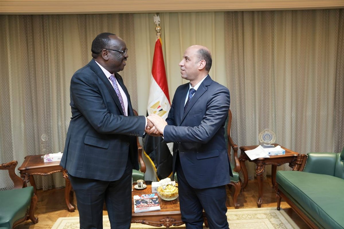 وزير العمل ونظيره الجنوب السوداني