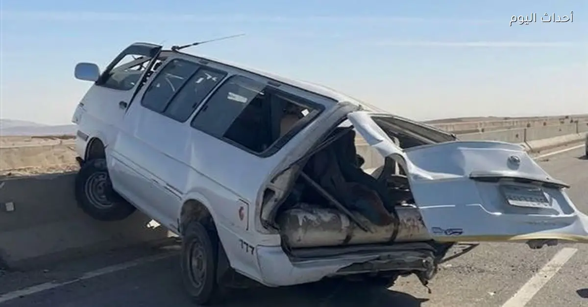 مصرع شخص وإصابة 12 في انقلاب ميكروباص بالسخنة