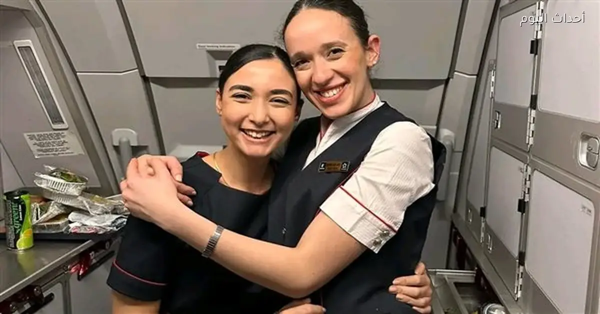 مضيفتا مصر للطيران تساعدان راكبًا كفيفًا أثناء الإفطار