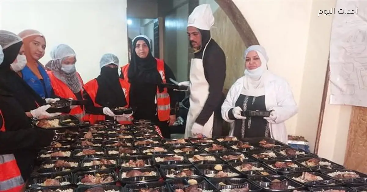 مطبخ المصرية يوزع 1400 وجبة إفطار في كوم أمبو