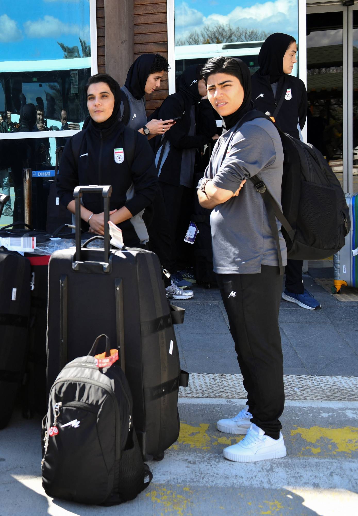 بعد رحلة استغرقت نحو ساعتين عبَر الفريق بوابة غوربولاك الحدودية (رويترز)