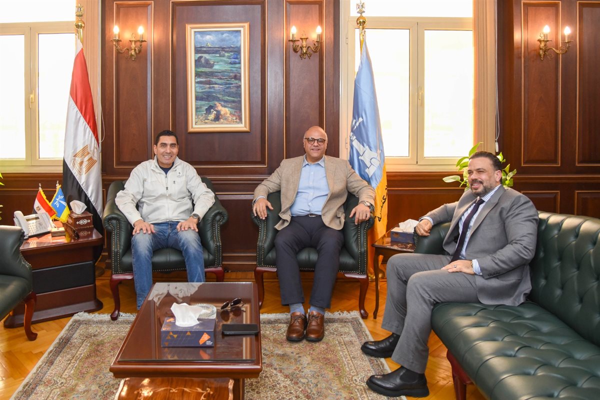 وزير الشباب والرياضة يلتقي <a href=