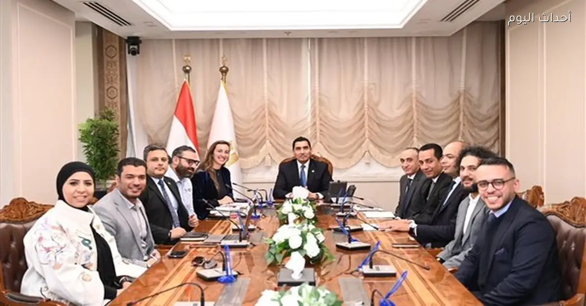 وزير الشباب والرياضة يناقش خطة تطوير اتحاد الريشة الطائرة