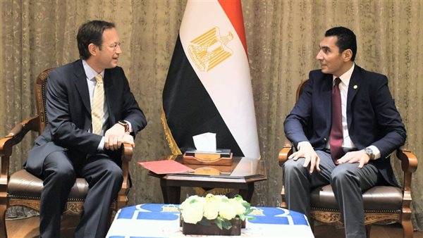 وزير الشباب والرياضة مع السفير الإسباني