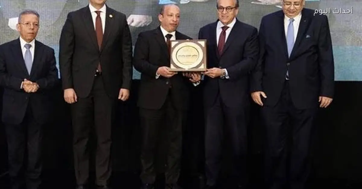 وزير الصحة يكرم الدكتور حسام صلاح كأهم شخصية في المجال الطبي