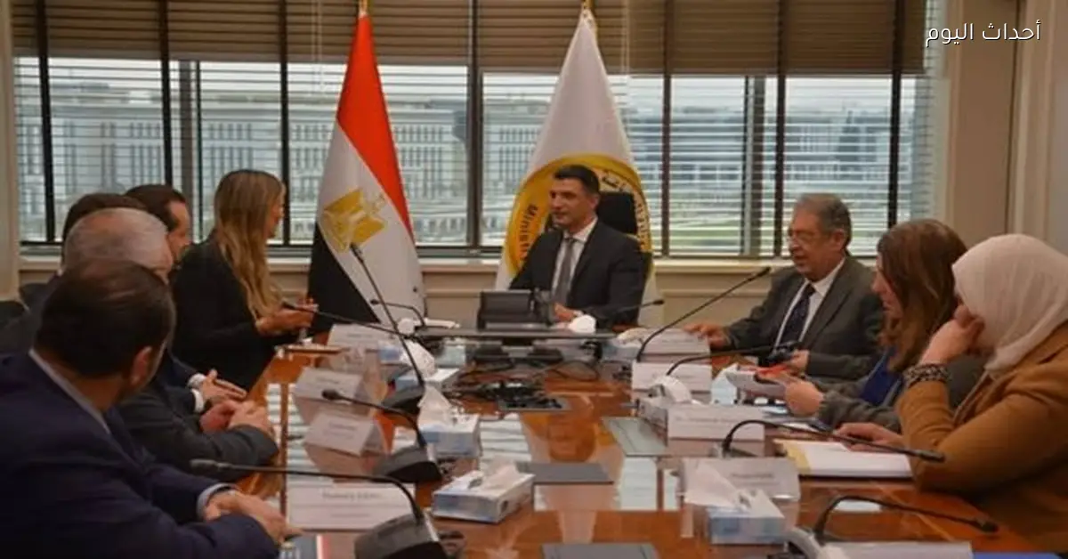 وزير الصناعة يبحث توطين صناعة السيارات مع مرسيدس بنز