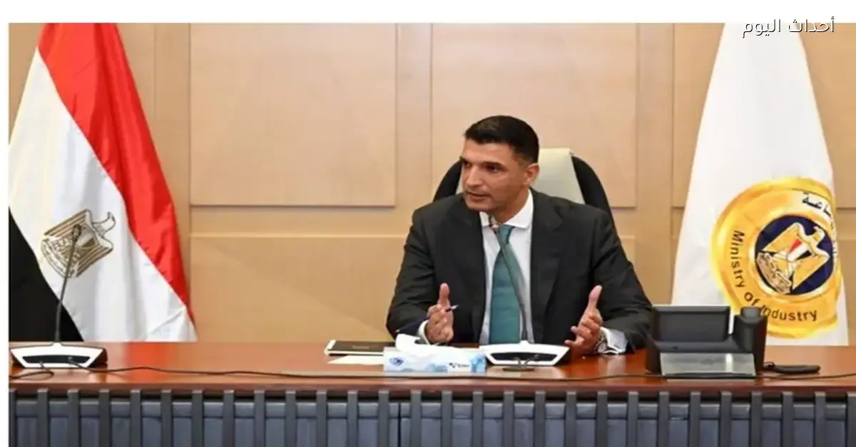 وزير الصناعة يعلن عن خطط القرى المنتجة لزيادة فرص العمل وتقليل الهجرة
