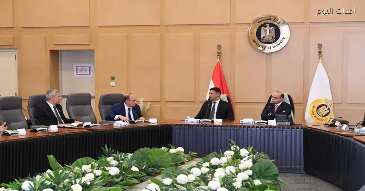 وزير الصناعة يناقش مع المدير التنفيذي لمجموعة الدول العربية في البنك الدولي تعزيز التعاون