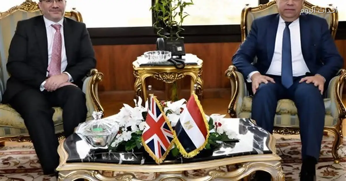 وزير الطيران المدني يلتقي السفير البريطاني لتعزيز التعاون