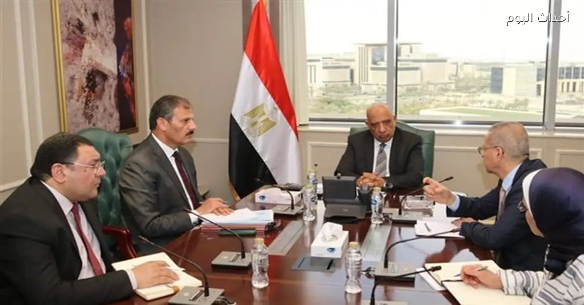 وزير الكهرباء يتابع استقرار التغذية الكهربائية في اجتماع خلية الأزمة