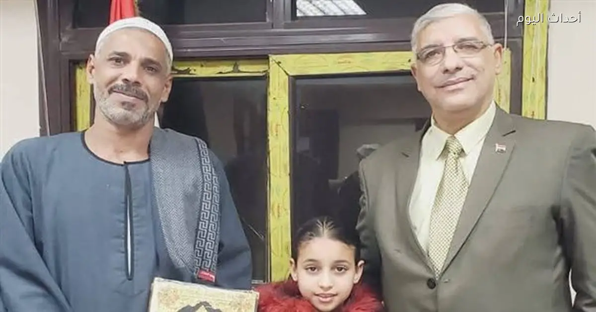 وكيل وزارة التربية بقنا يكرم طالبة أظهرت الأمانة