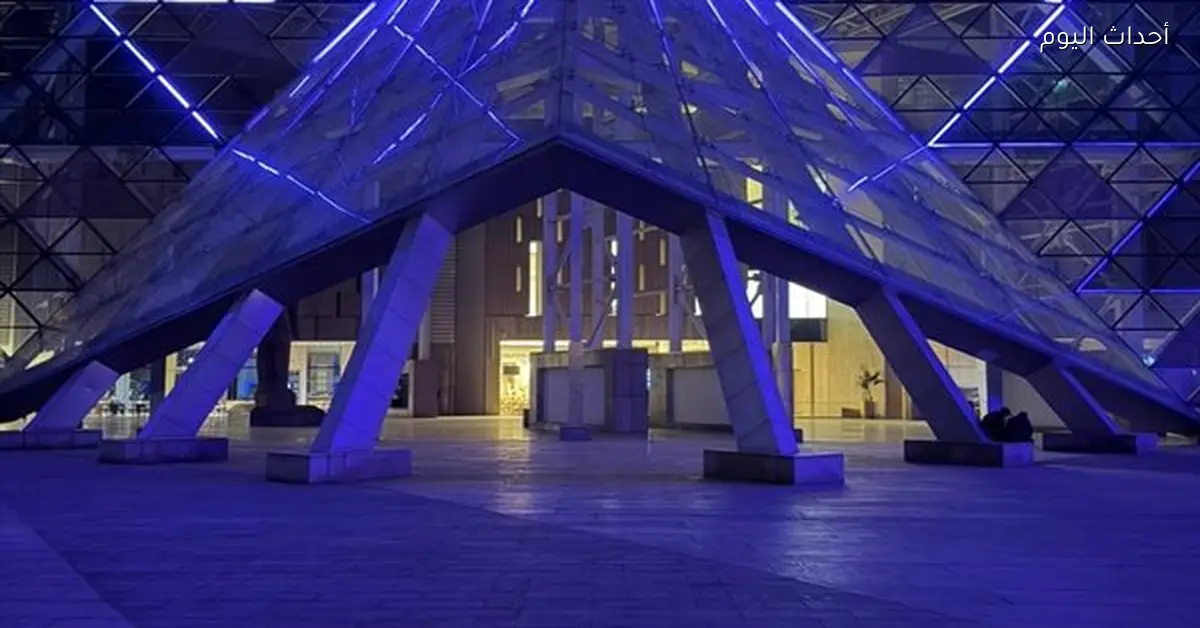 متحف كبير يضيء واجهته باللون الأزرق لليوم العالمي للتوحد