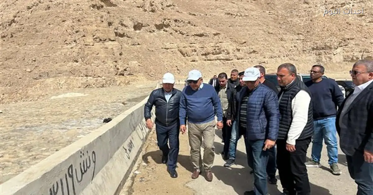 وزيرا النقل والكهرباء يزوران مشروعات طاقة الرياح بجبل الجلالة