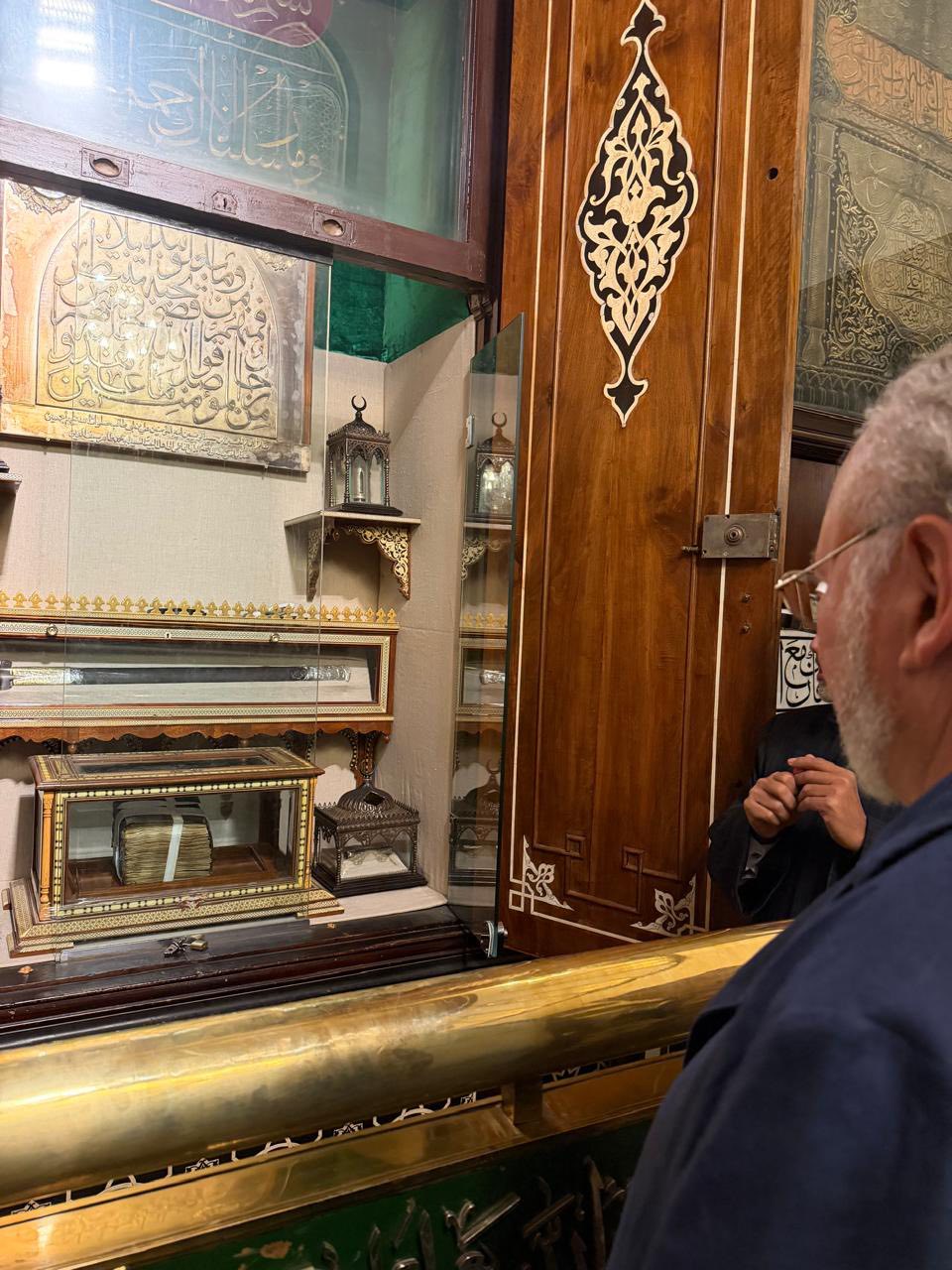 جانب من زيارة أحمد فؤاد الثاني لمسجد الحسين