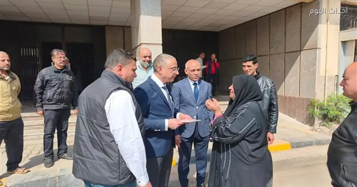 محافظ الجيزة يوفر فرصة عمل لمواطنة خلال جولة ميدانية