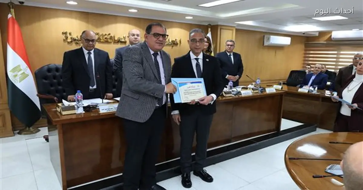 محافظ الجيزة يكرم قيادات المياه لمواجهة الطقس