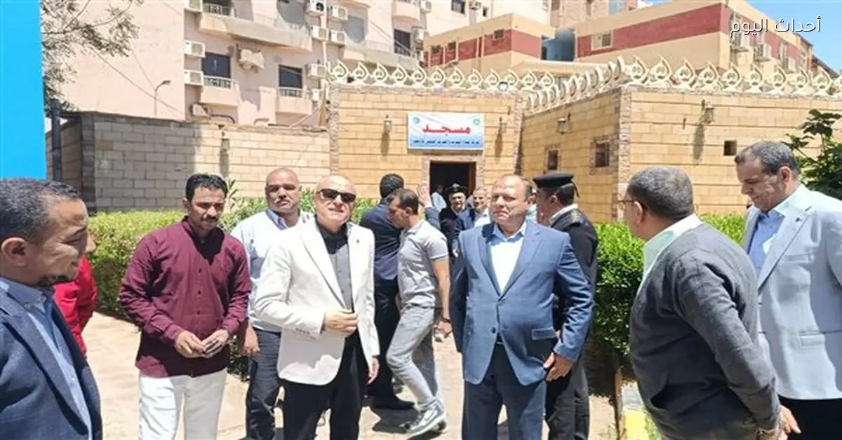 محافظ الأقصر يؤدي صلاة الجمعة في مسجد العوامية