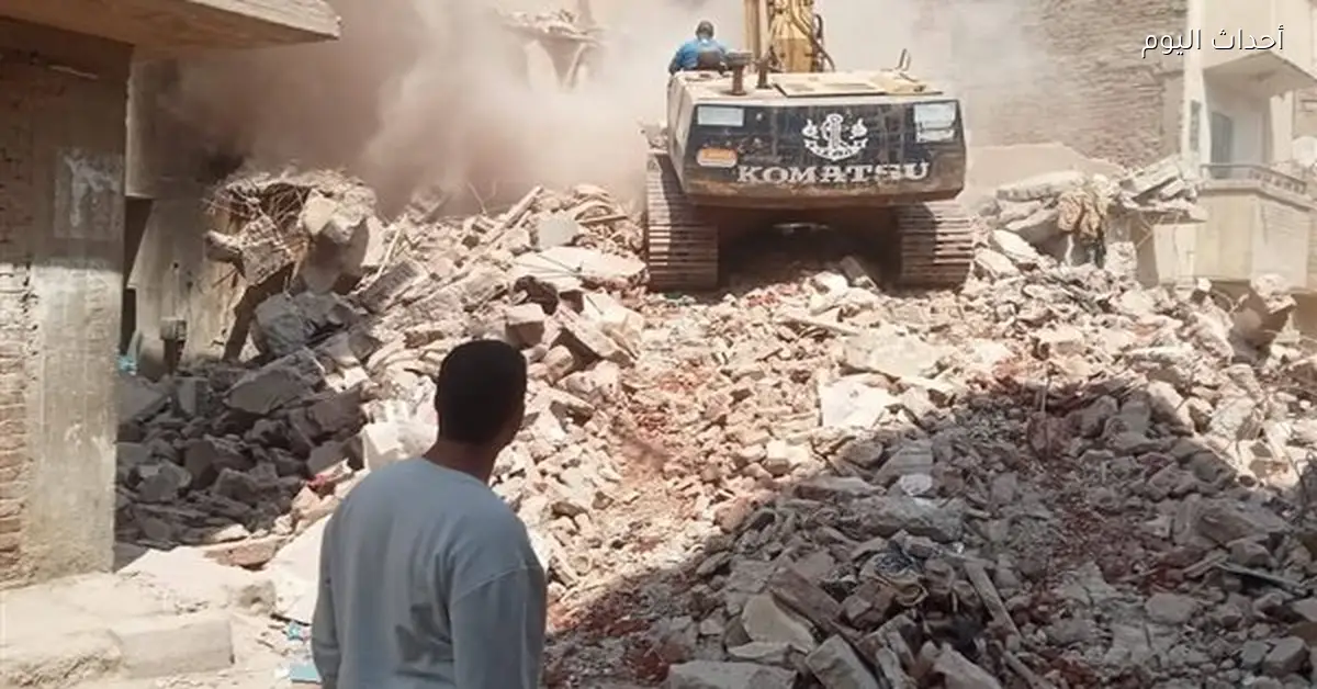 إزالة عاجلة لعقار مهدد بالسقوط في حي الأربعين بالسويس