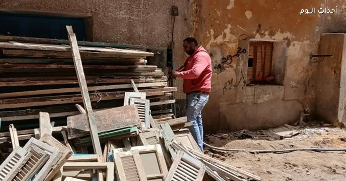 إزالة عقار آيل للسقوط في حي الأربعين لحماية المواطنين