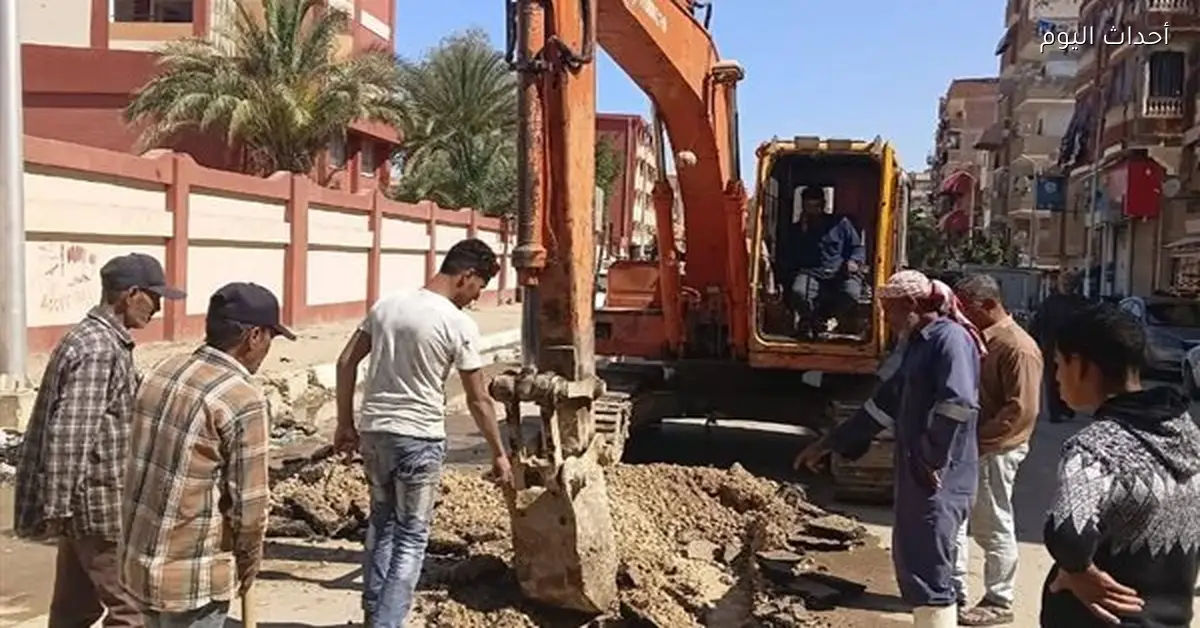 إصلاح كسر خط مياه في كفر أحمد عبده بالسويس