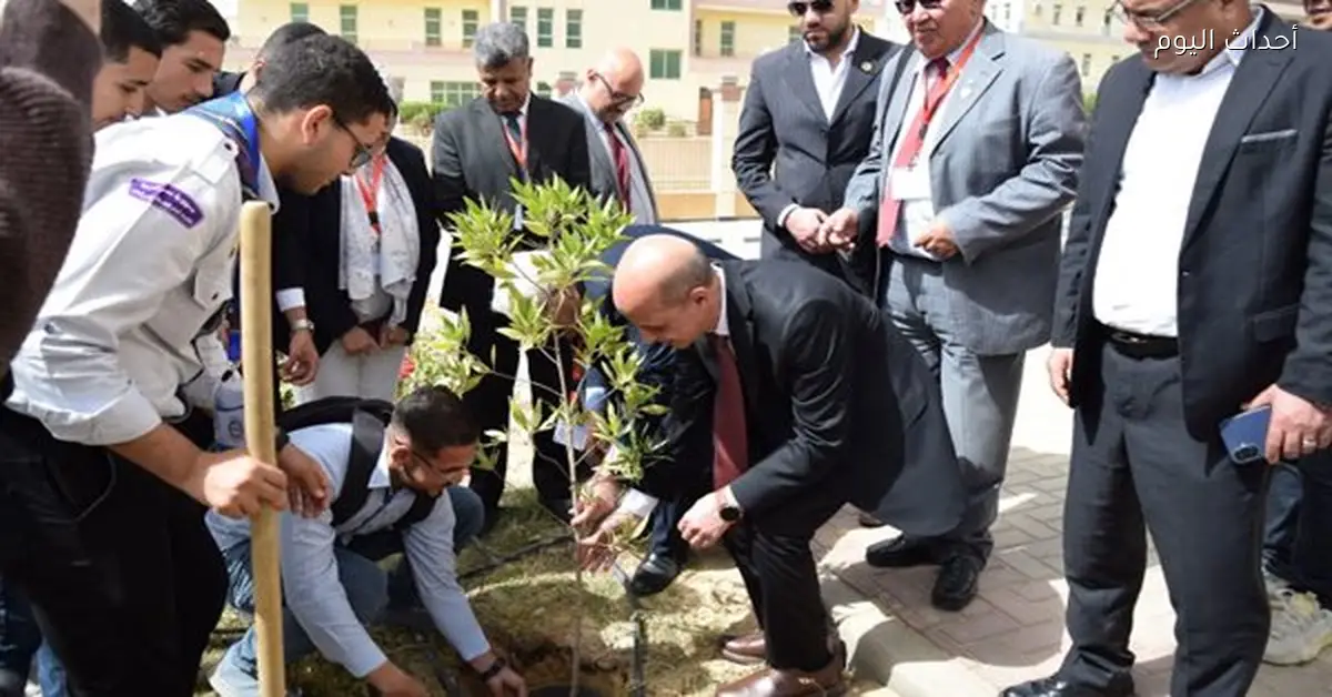 رئيس جامعة بني سويف يشارك في مبادرة التشجير لدعم المناخ