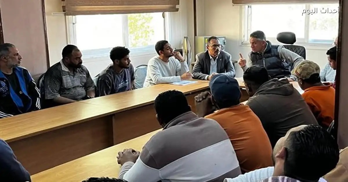 رئيس حي الأربعين بالسويس يلتقي تجار الخردة وجامعي المخلفات