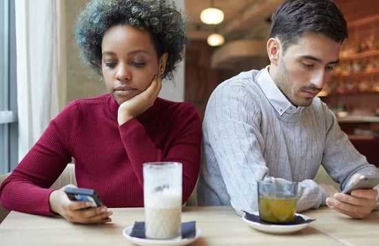 4 رجال أبراج تعود للتعامل برسمية مع المرأة 