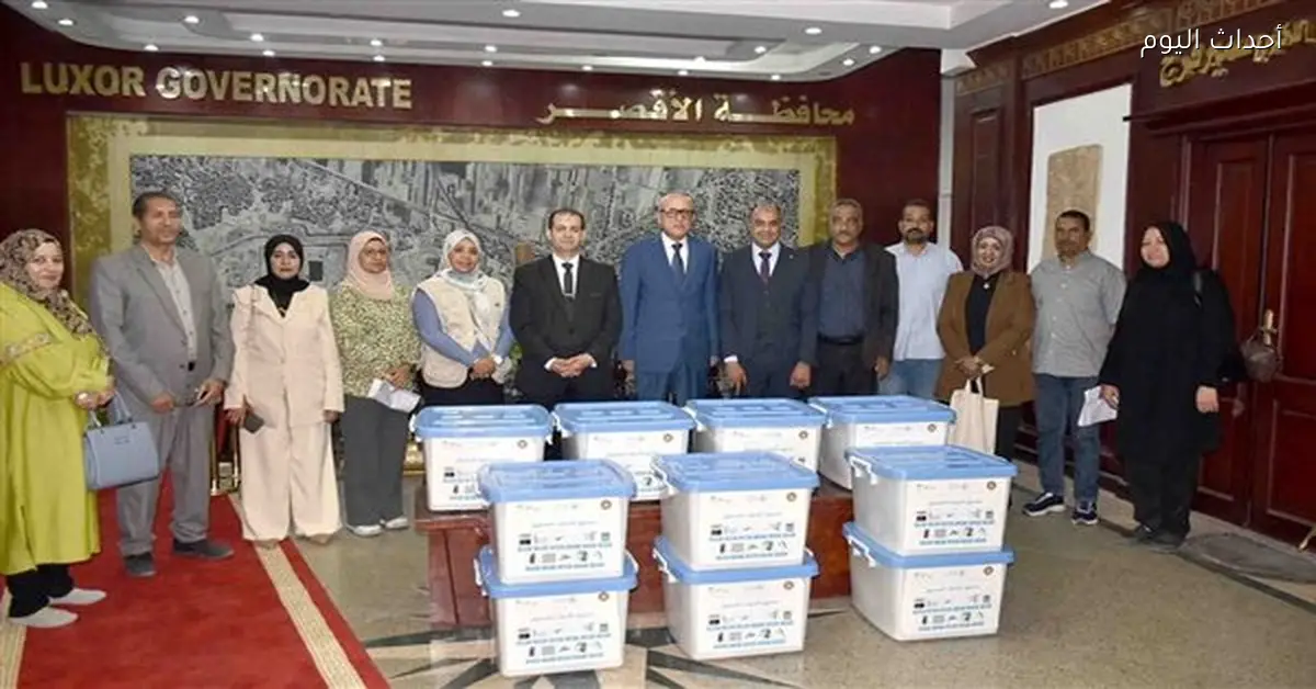 محافظ الأقصر يوزع حقائب صيانة المحمول على الشباب المتميزين