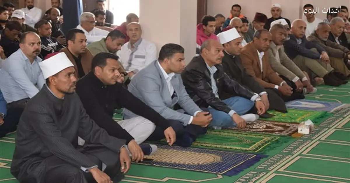 محافظ السويس يؤدي صلاة الجمعة بمسجد التنعيم وسط الأهالي