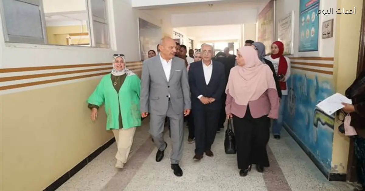 محافظ السويس يتفقد امتحانات محو الأمية للمرحلة الإعدادية